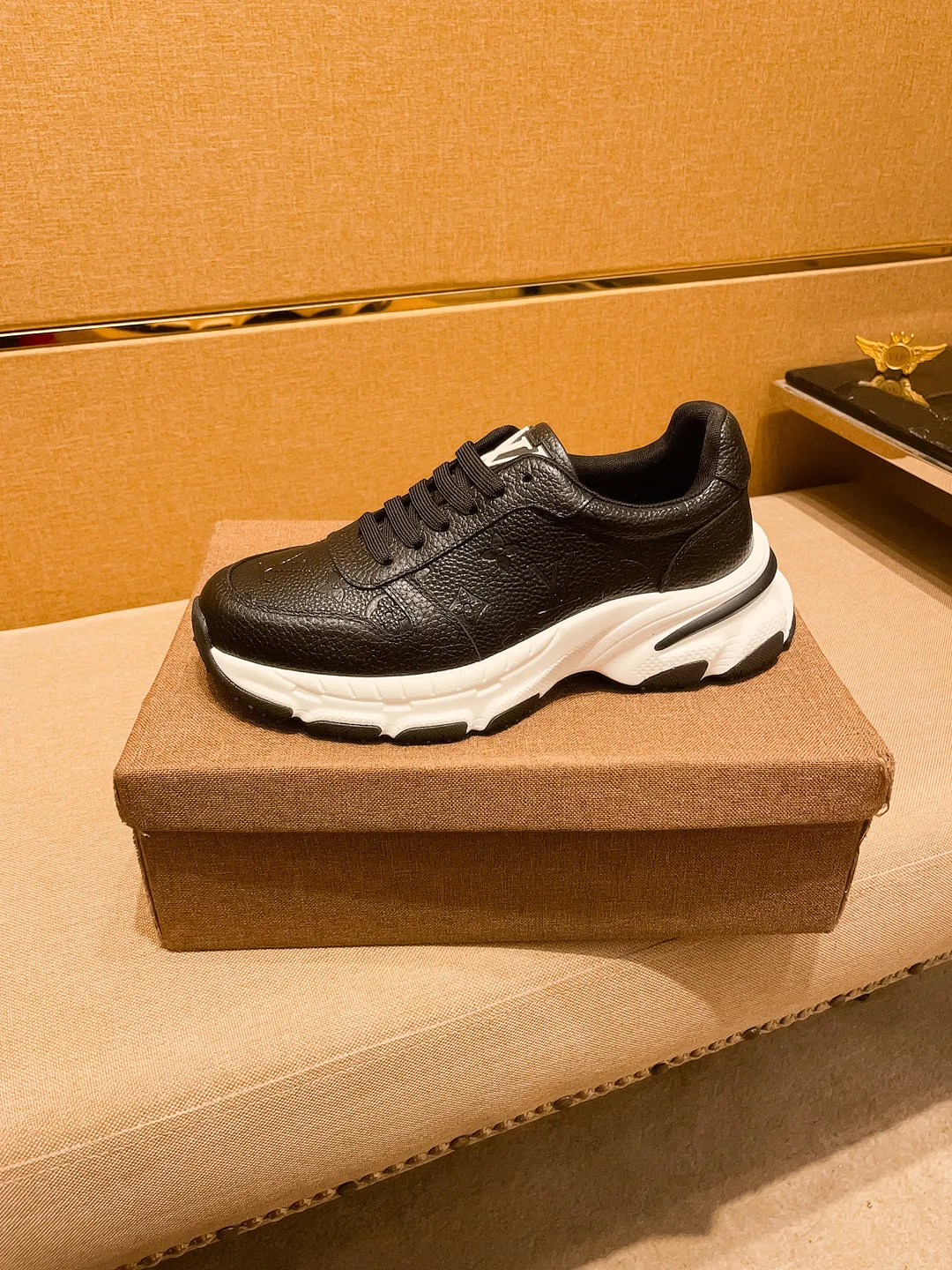 Men's shoes💰 460💰👍[LV]🔥🔝Louis Vuitton, a high-end men's shoe brand, official website 1:1 latest masterpiece: the upper is made of Italian imported first-layer cowhide🔥Official website original special technical cloth fabric matching🔥Original comfortable and breathable lining➕Original designated non-slip outsole🔥Make walking more convenient and comfortable! An exclusive new model, a stunning work, a beautiful 1:1 replica [color] compared to the official quality! Create a fashionable personality to set off your uniqueness! A must-have for trendy men! 🔥, sizes: 38-44. color:.     2⃣️colors available🔥